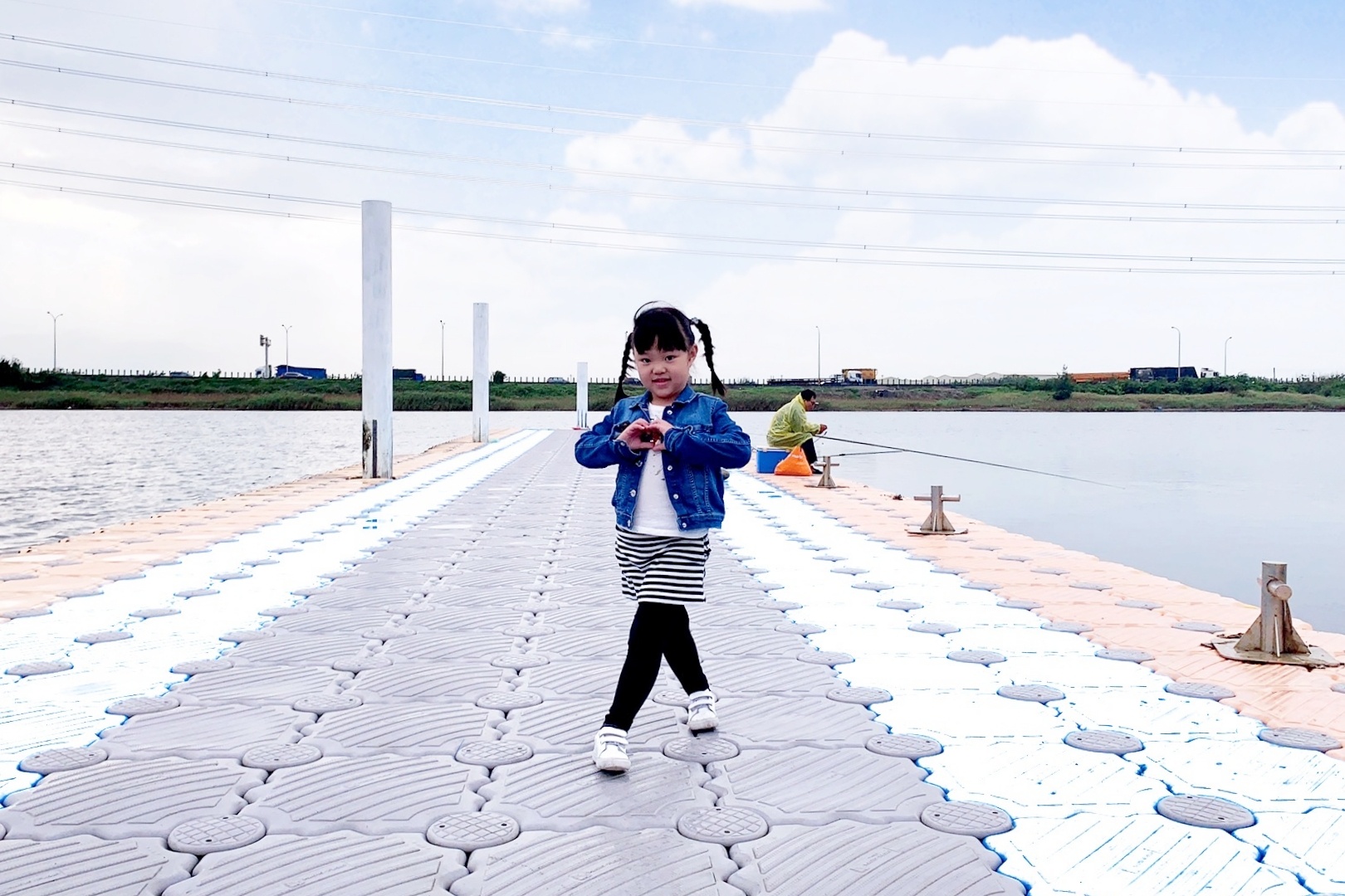 彰化伸港白色海豚屋｜伸港自然生態教育中心，一路順遊慶安水道和蛤蜊軍營，彰化伸港IG打卡熱門景點 @飛天璇的口袋