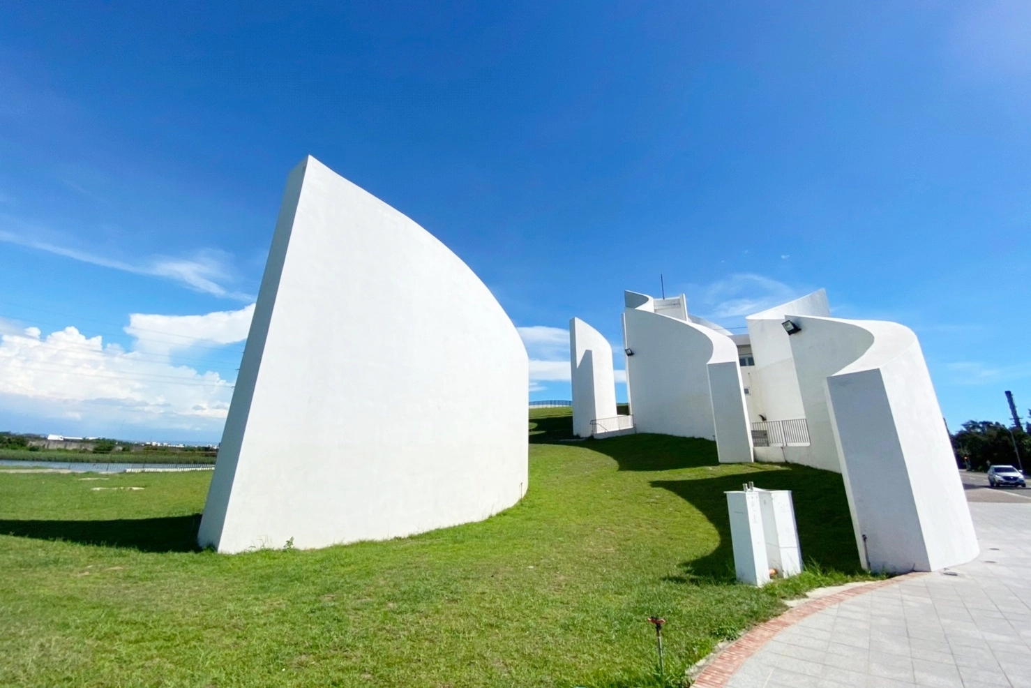彰化伸港白色海豚屋｜伸港自然生態教育中心，一路順遊慶安水道和蛤蜊軍營，彰化伸港IG打卡熱門景點 @飛天璇的口袋