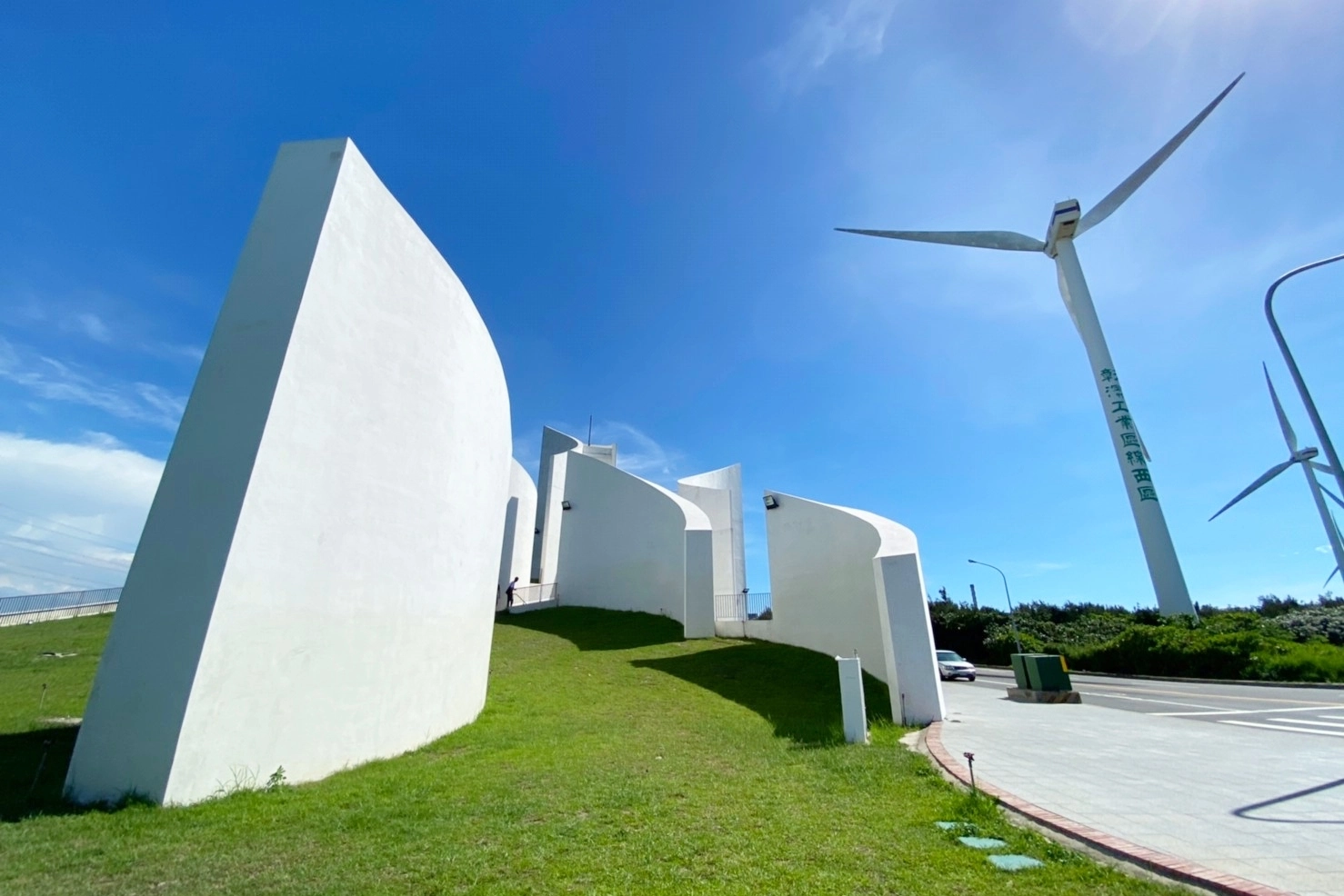 彰化伸港白色海豚屋｜伸港自然生態教育中心，一路順遊慶安水道和蛤蜊軍營，彰化伸港IG打卡熱門景點 @飛天璇的口袋