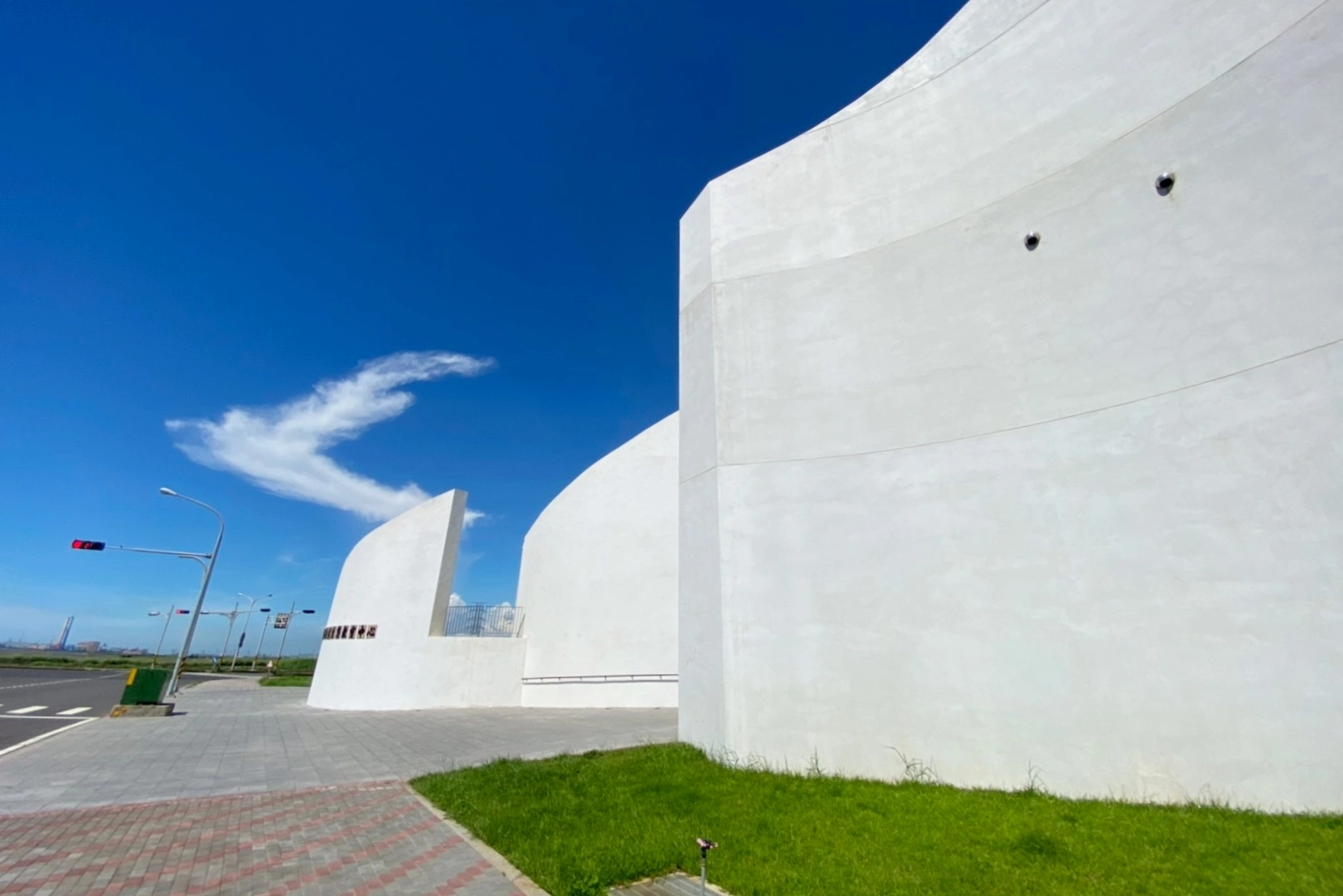 彰化伸港白色海豚屋｜伸港自然生態教育中心，一路順遊慶安水道和蛤蜊軍營，彰化伸港IG打卡熱門景點 @飛天璇的口袋