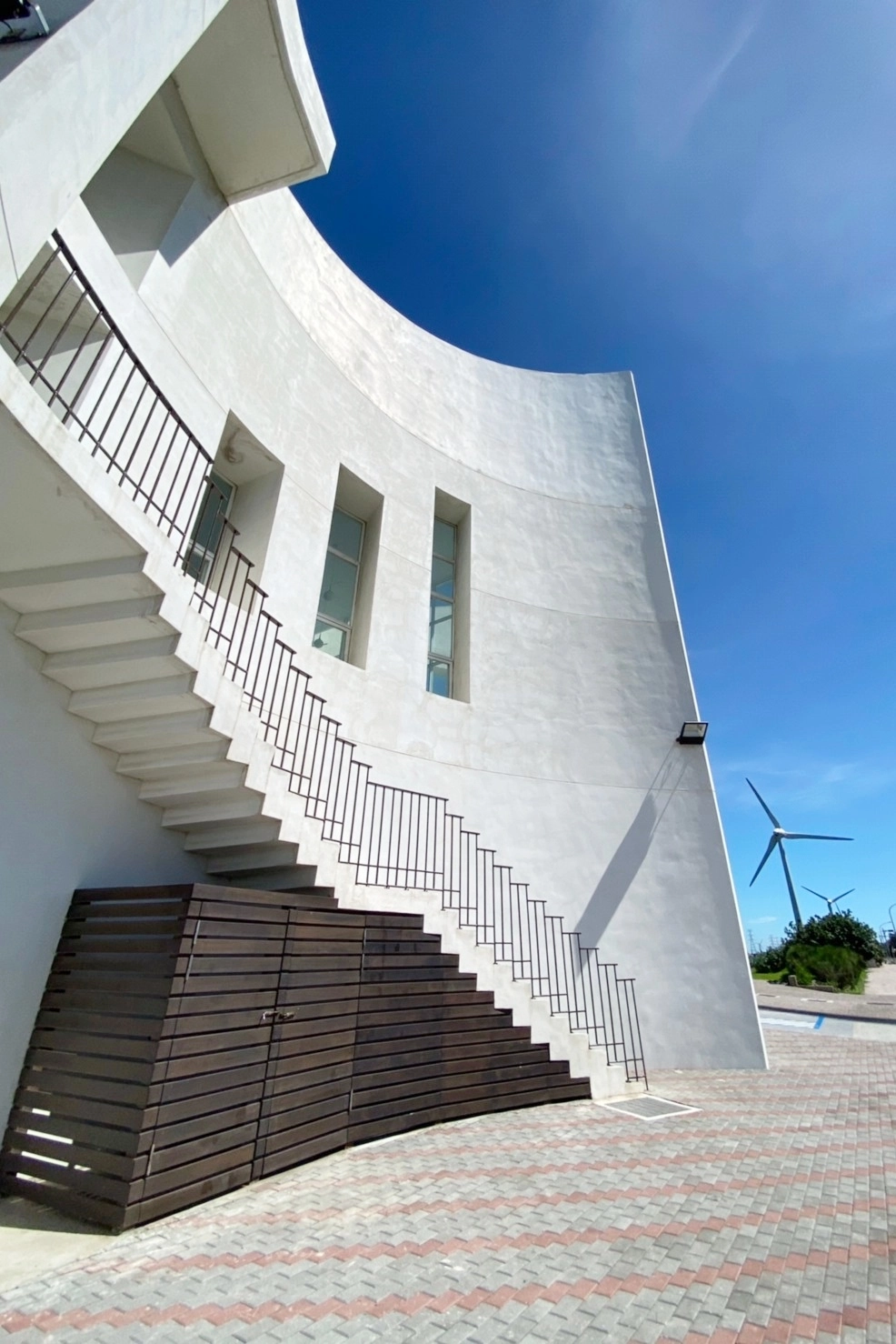 彰化伸港白色海豚屋｜伸港自然生態教育中心，一路順遊慶安水道和蛤蜊軍營，彰化伸港IG打卡熱門景點 @飛天璇的口袋