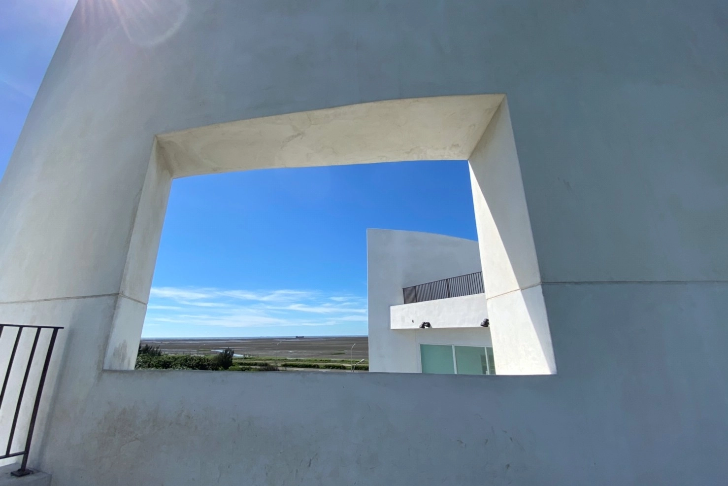 彰化伸港白色海豚屋｜伸港自然生態教育中心，一路順遊慶安水道和蛤蜊軍營，彰化伸港IG打卡熱門景點 @飛天璇的口袋