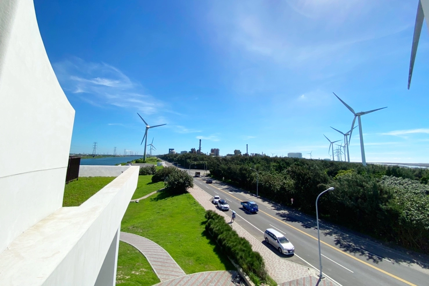 彰化伸港白色海豚屋｜伸港自然生態教育中心，一路順遊慶安水道和蛤蜊軍營，彰化伸港IG打卡熱門景點 @飛天璇的口袋
