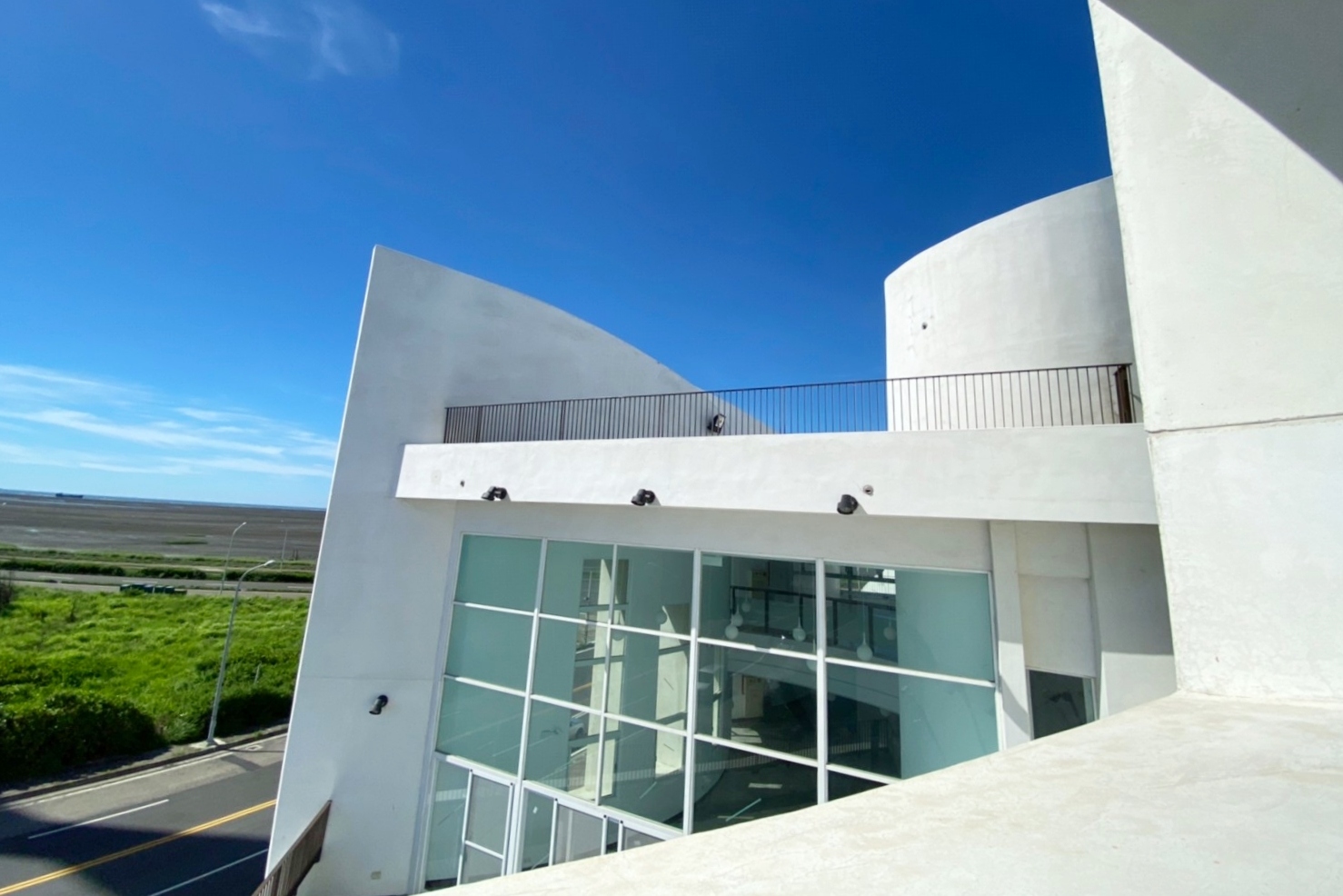 彰化伸港白色海豚屋｜伸港自然生態教育中心，一路順遊慶安水道和蛤蜊軍營，彰化伸港IG打卡熱門景點 @飛天璇的口袋