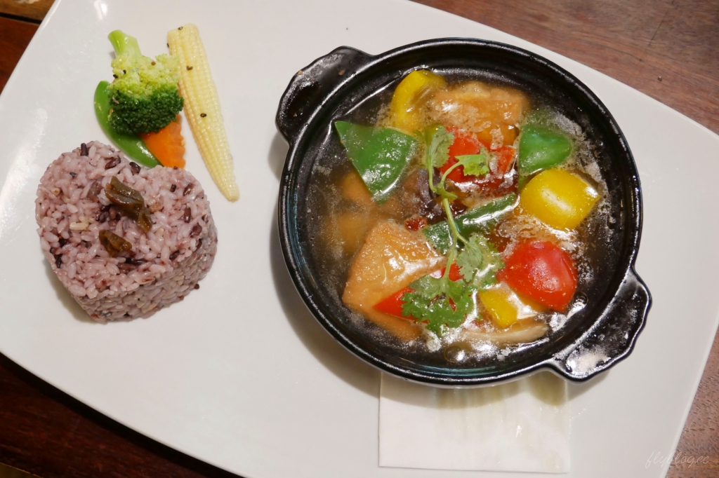 【台中沙鹿】人間食解，沙鹿庭園水池生態景觀餐廳，復古味十足的人間食解 @飛天璇的口袋