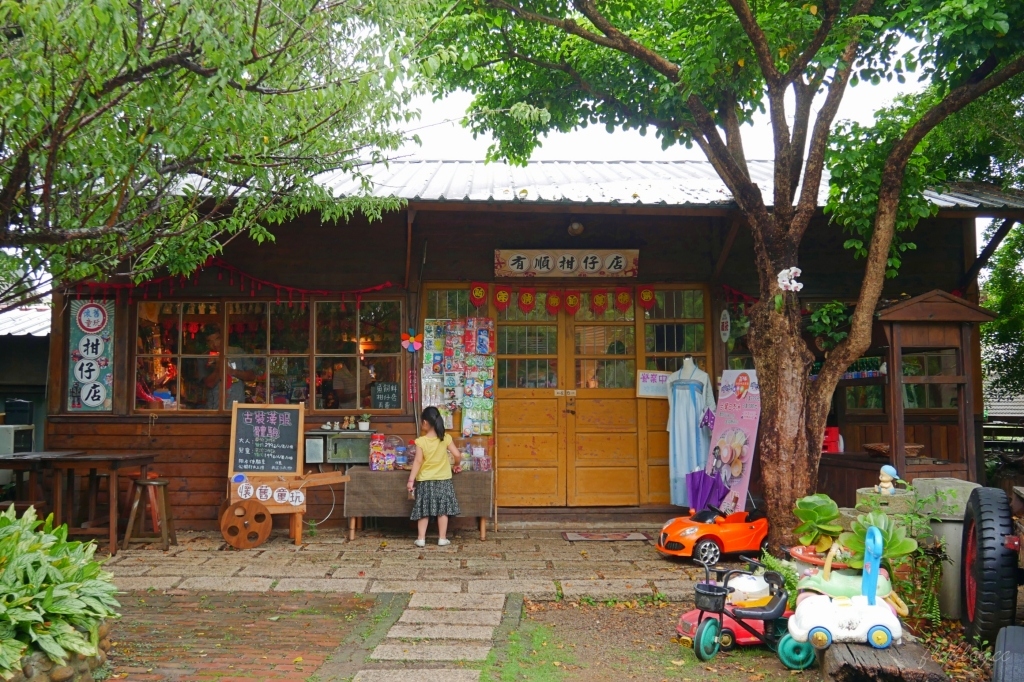 【台中沙鹿】人間食解，沙鹿庭園水池生態景觀餐廳，復古味十足的人間食解 @飛天璇的口袋