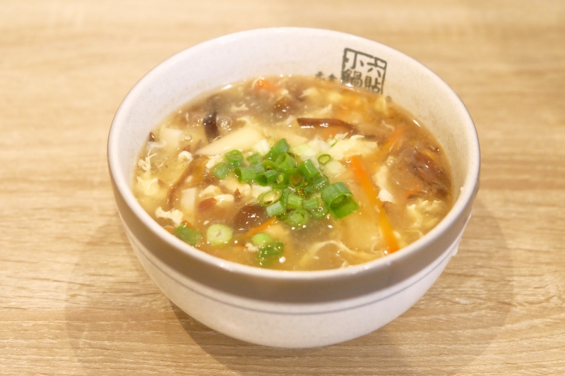 台中西屯｜小六鍋貼．台中鍋貼界的天花板，香酥的冰花和噴汁的內餡 @飛天璇的口袋