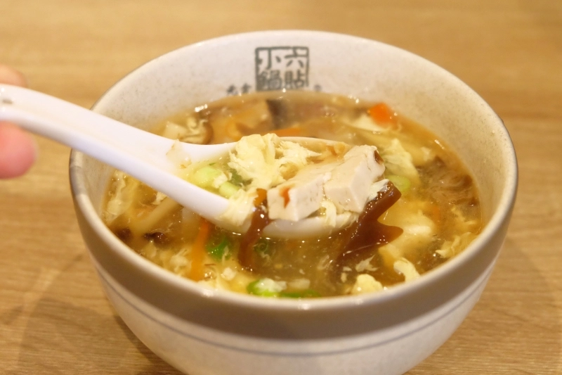 台中西屯｜小六鍋貼．台中鍋貼界的天花板，香酥的冰花和噴汁的內餡 @飛天璇的口袋