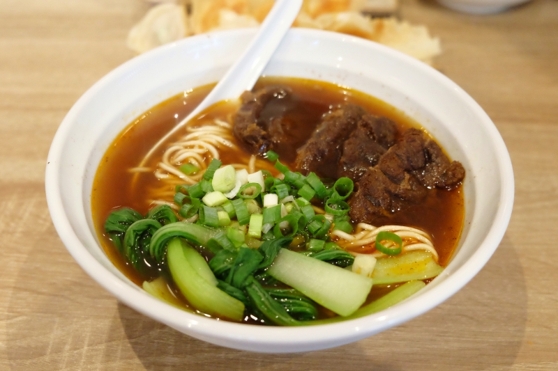 台中西屯｜小六鍋貼．台中鍋貼界的天花板，香酥的冰花和噴汁的內餡 @飛天璇的口袋