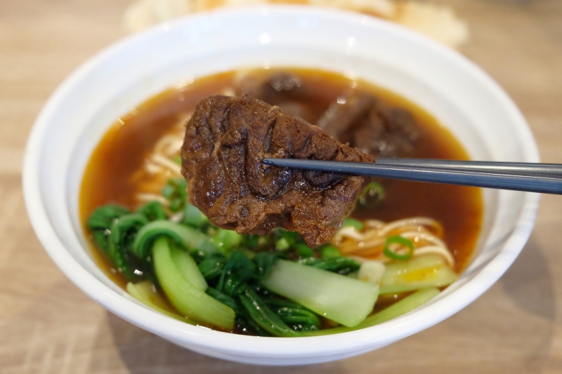 台中西屯｜小六鍋貼．台中鍋貼界的天花板，香酥的冰花和噴汁的內餡 @飛天璇的口袋