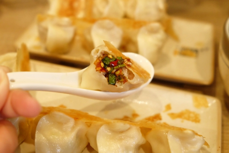 台中西屯｜小六鍋貼．台中鍋貼界的天花板，香酥的冰花和噴汁的內餡 @飛天璇的口袋