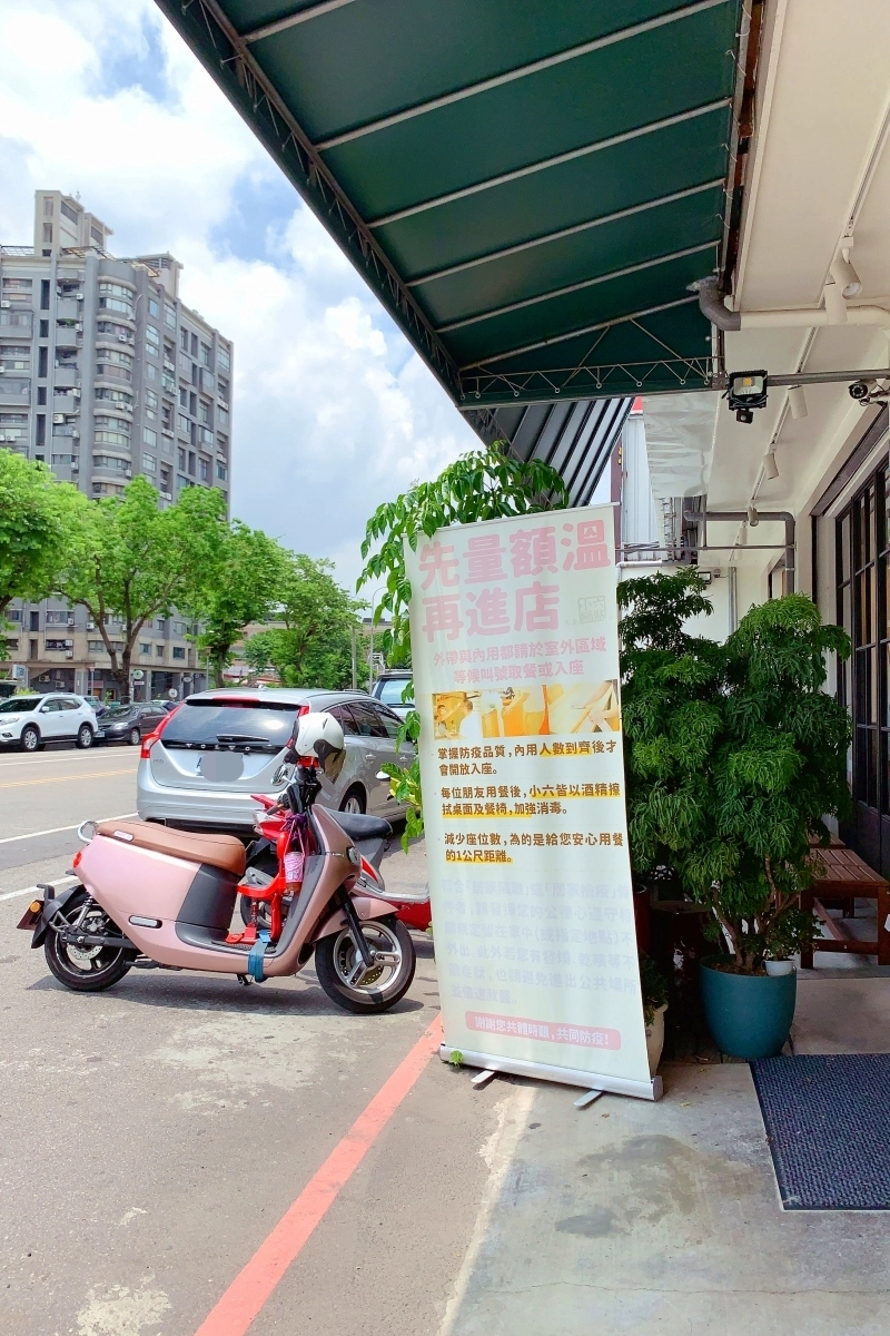 台中西屯｜小六鍋貼．台中鍋貼界的天花板，香酥的冰花和噴汁的內餡 @飛天璇的口袋