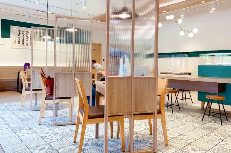 台中西屯｜小六鍋貼．台中鍋貼界的天花板，香酥的冰花和噴汁的內餡 @飛天璇的口袋