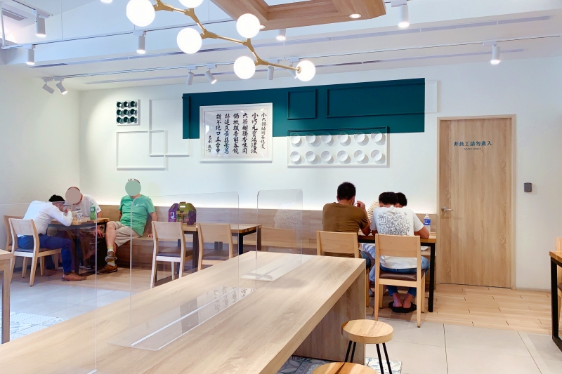 台中西屯｜小六鍋貼．台中鍋貼界的天花板，香酥的冰花和噴汁的內餡 @飛天璇的口袋