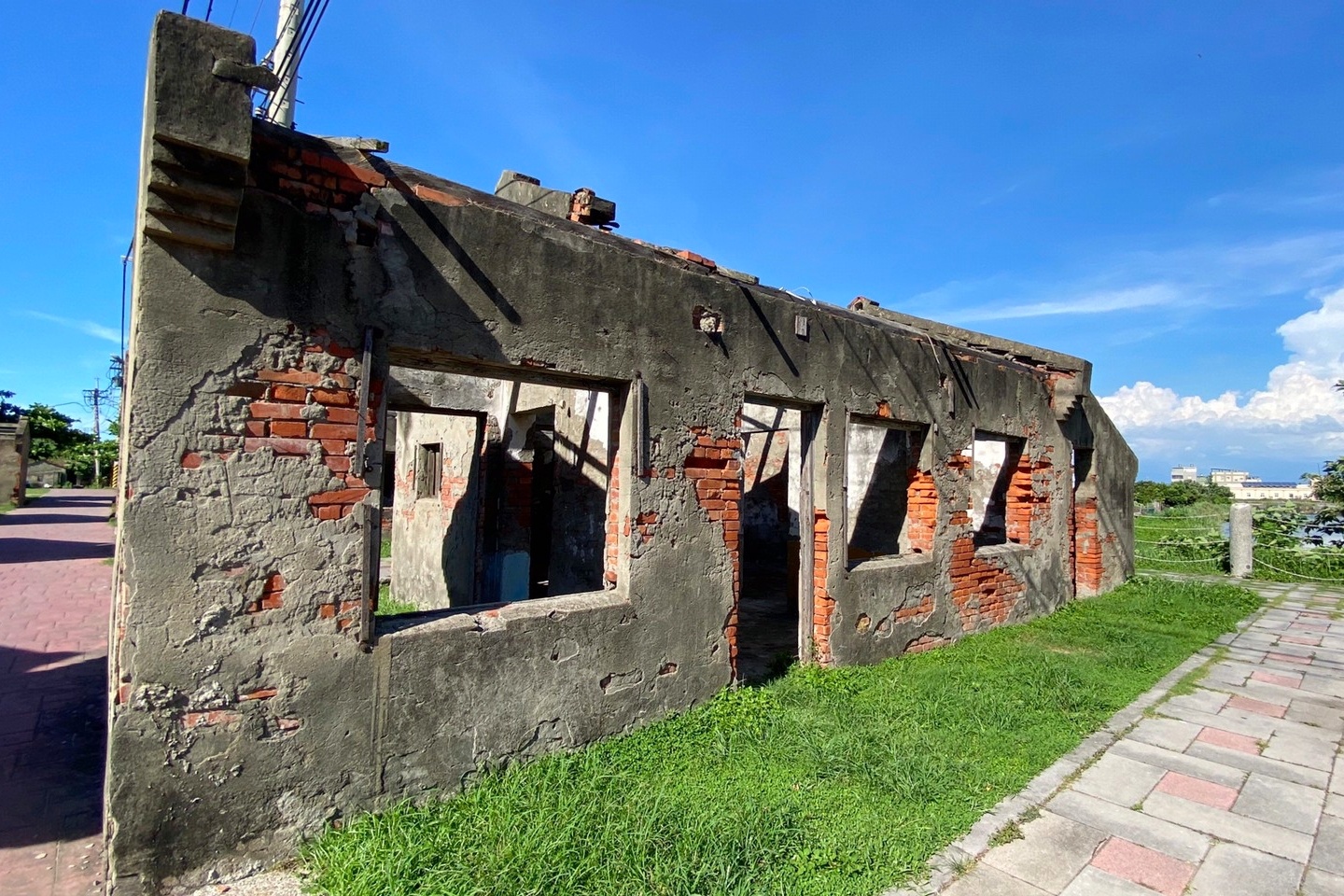 彰化伸港白色海豚屋｜伸港自然生態教育中心，一路順遊慶安水道和蛤蜊軍營，彰化伸港IG打卡熱門景點 @飛天璇的口袋