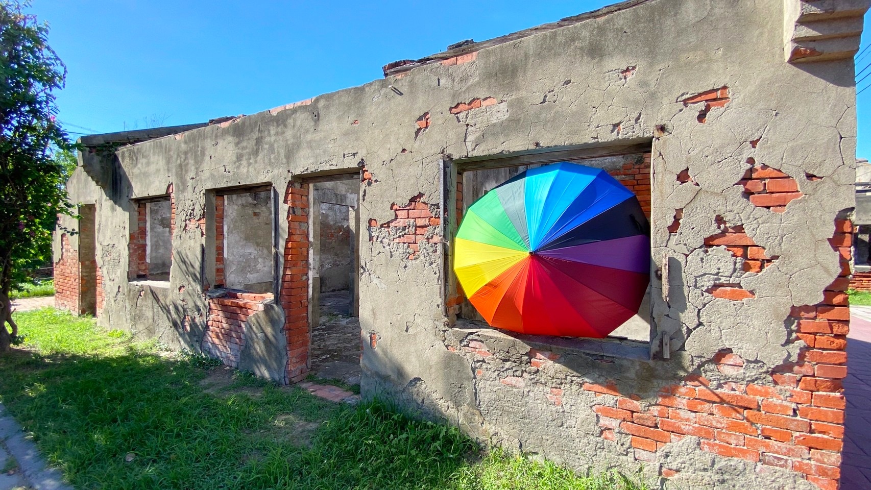 彰化伸港白色海豚屋｜伸港自然生態教育中心，一路順遊慶安水道和蛤蜊軍營，彰化伸港IG打卡熱門景點 @飛天璇的口袋