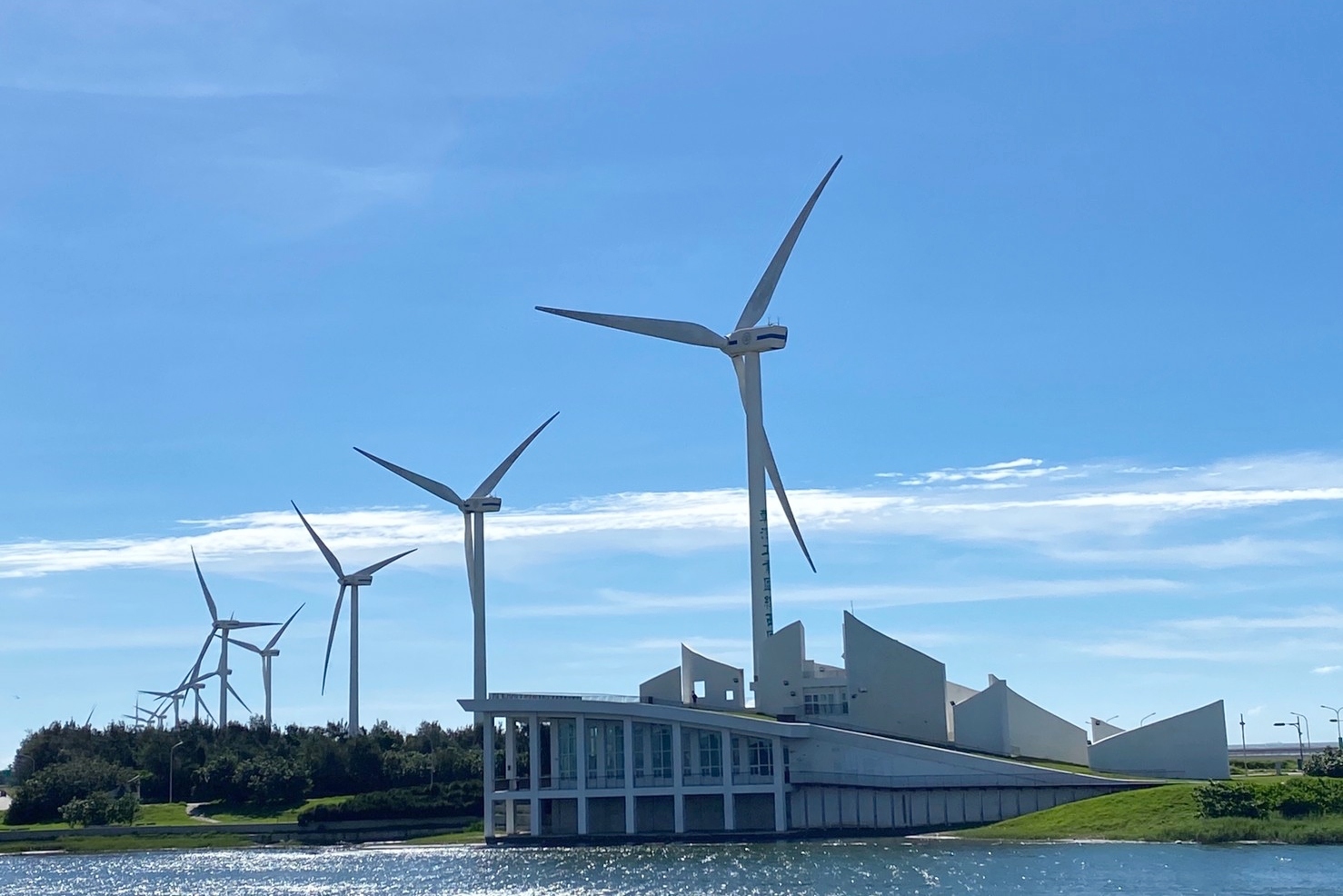 彰化伸港白色海豚屋｜伸港自然生態教育中心，一路順遊慶安水道和蛤蜊軍營，彰化伸港IG打卡熱門景點 @飛天璇的口袋