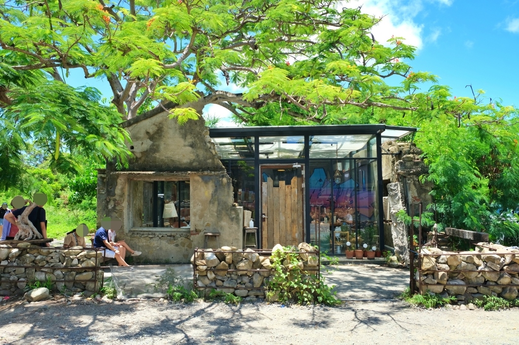 屏東恆春｜樹夏飲事，老鳳凰樹下的廢墟改建咖啡館，Big 7 Travel選為台灣最棒25間咖啡廳之一 @飛天璇的口袋