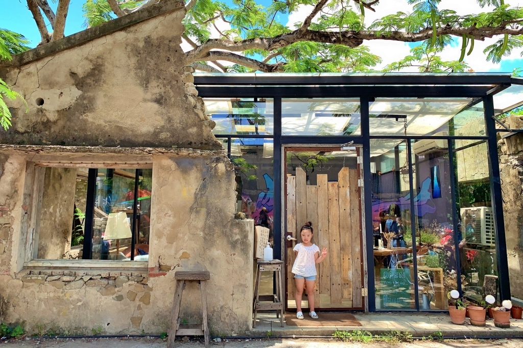 屏東恆春｜樹夏飲事，老鳳凰樹下的廢墟改建咖啡館，Big 7 Travel選為台灣最棒25間咖啡廳之一 @飛天璇的口袋