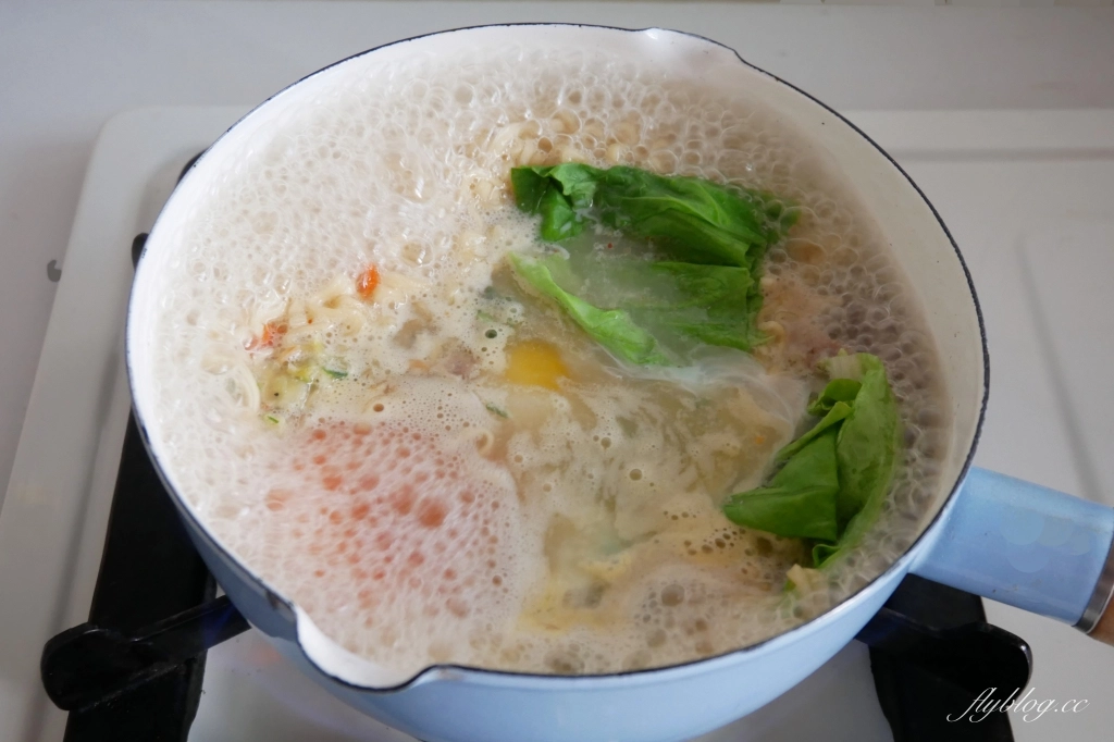 大食客系列桶麵：酒香燒雞桶麵 x 蒜香豚骨桶麵 x 蔥燒牛肉桶麵 x 泡菜海鮮桶麵 @飛天璇的口袋