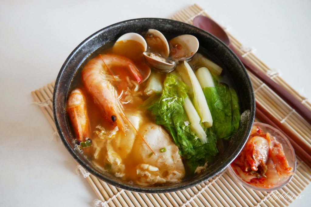 大食客系列桶麵：酒香燒雞桶麵 x 蒜香豚骨桶麵 x 蔥燒牛肉桶麵 x 泡菜海鮮桶麵 @飛天璇的口袋