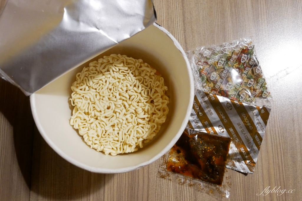 大食客系列桶麵：酒香燒雞桶麵 x 蒜香豚骨桶麵 x 蔥燒牛肉桶麵 x 泡菜海鮮桶麵 @飛天璇的口袋