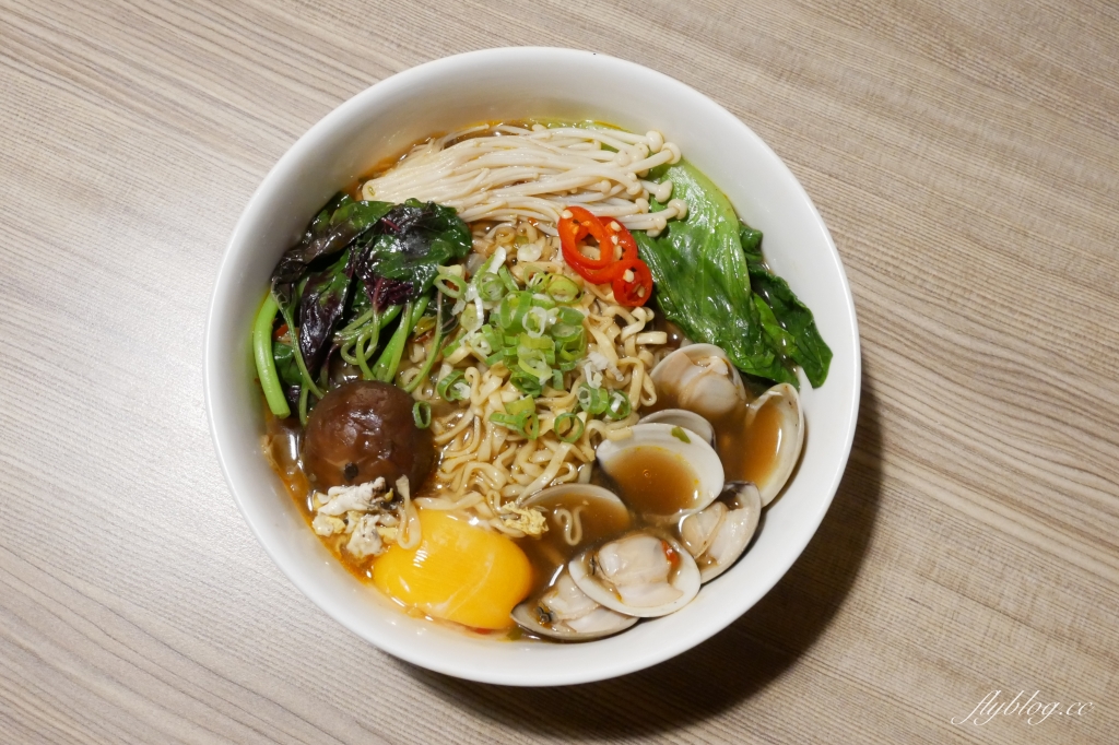 大食客系列桶麵：酒香燒雞桶麵 x 蒜香豚骨桶麵 x 蔥燒牛肉桶麵 x 泡菜海鮮桶麵 @飛天璇的口袋