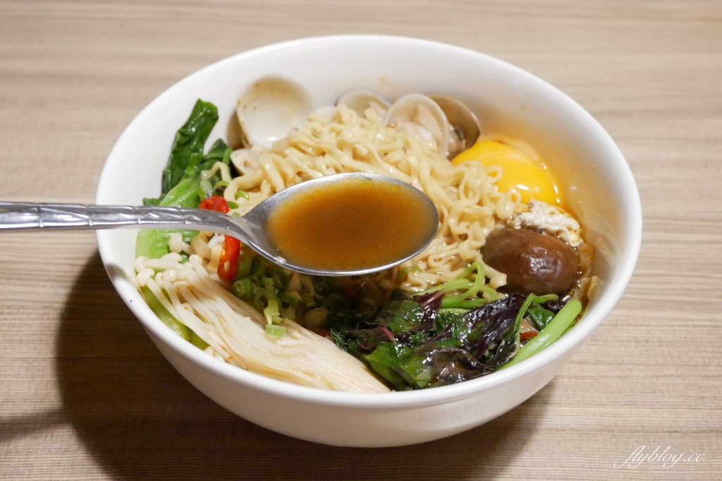 大食客系列桶麵：酒香燒雞桶麵 x 蒜香豚骨桶麵 x 蔥燒牛肉桶麵 x 泡菜海鮮桶麵 @飛天璇的口袋