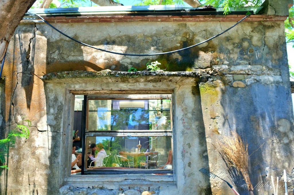 屏東恆春｜樹夏飲事，老鳳凰樹下的廢墟改建咖啡館，Big 7 Travel選為台灣最棒25間咖啡廳之一 @飛天璇的口袋