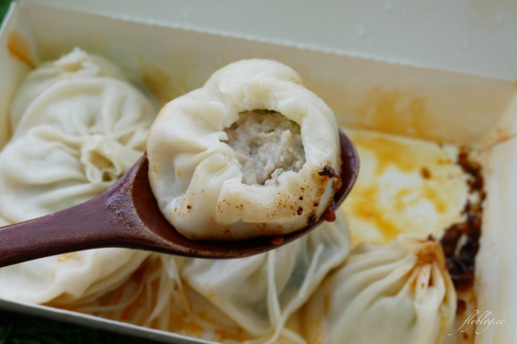 台中豐原｜豐原鮮湯包，在地飄香20年田心路超人氣湯包，自家門口湯包每天只賣四小時 @飛天璇的口袋