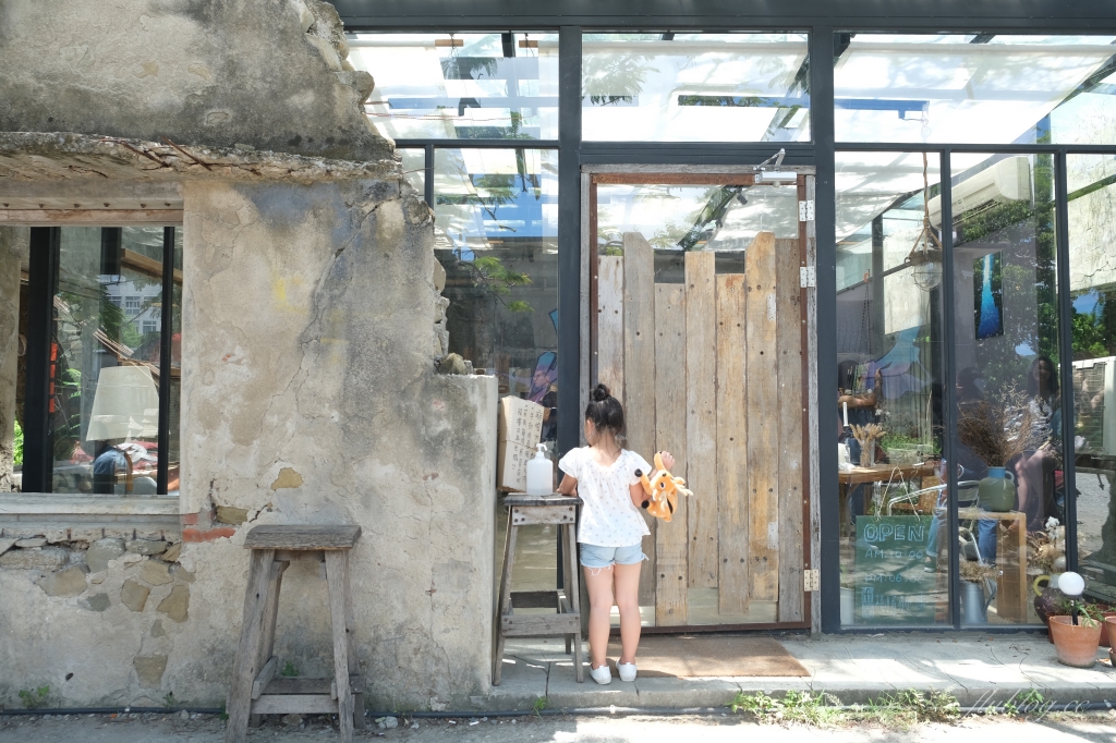 屏東恆春｜樹夏飲事，老鳳凰樹下的廢墟改建咖啡館，Big 7 Travel選為台灣最棒25間咖啡廳之一 @飛天璇的口袋