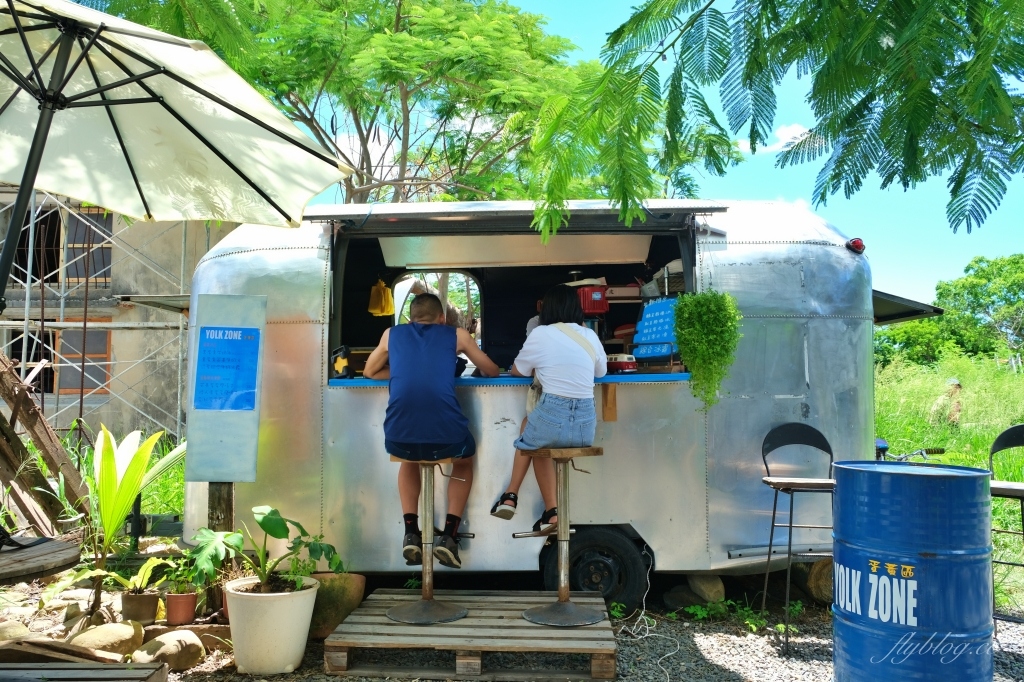 屏東恆春｜樹夏飲事，老鳳凰樹下的廢墟改建咖啡館，Big 7 Travel選為台灣最棒25間咖啡廳之一 @飛天璇的口袋