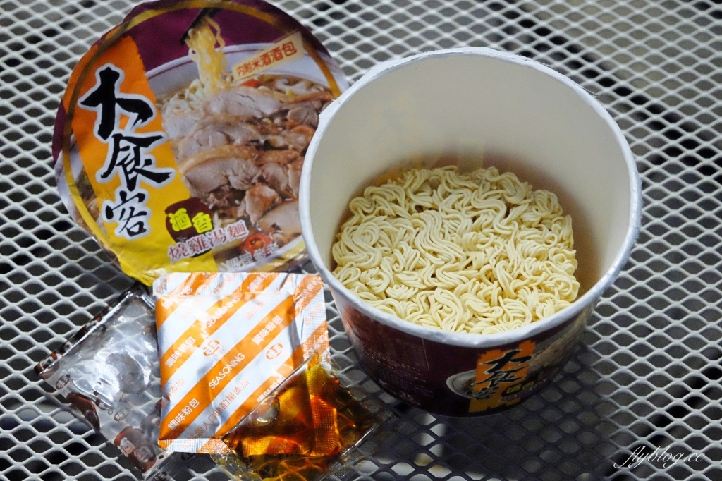 大食客系列桶麵：酒香燒雞桶麵 x 蒜香豚骨桶麵 x 蔥燒牛肉桶麵 x 泡菜海鮮桶麵 @飛天璇的口袋