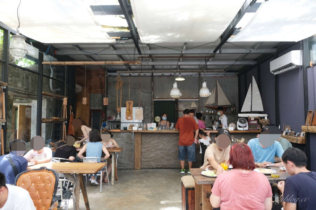 屏東恆春｜樹夏飲事，老鳳凰樹下的廢墟改建咖啡館，Big 7 Travel選為台灣最棒25間咖啡廳之一 @飛天璇的口袋