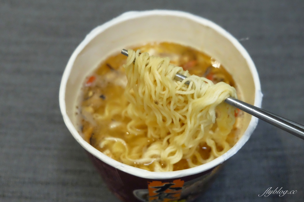 大食客系列桶麵：酒香燒雞桶麵 x 蒜香豚骨桶麵 x 蔥燒牛肉桶麵 x 泡菜海鮮桶麵 @飛天璇的口袋