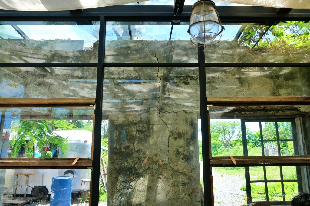 屏東恆春｜樹夏飲事，老鳳凰樹下的廢墟改建咖啡館，Big 7 Travel選為台灣最棒25間咖啡廳之一 @飛天璇的口袋