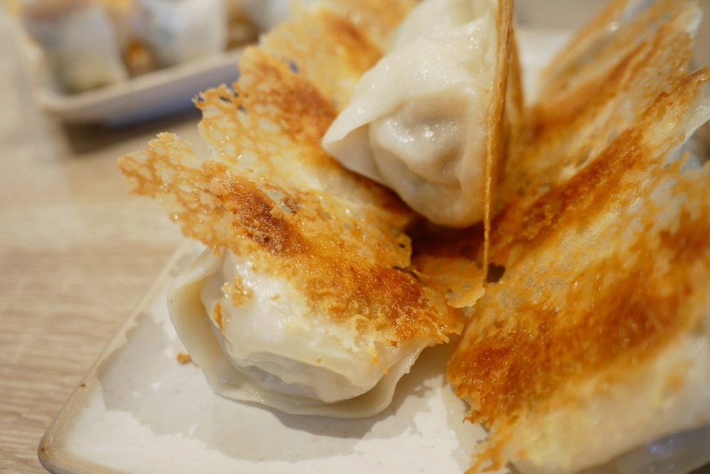 台中西屯｜小六鍋貼．台中鍋貼界的天花板，香酥的冰花和噴汁的內餡 @飛天璇的口袋