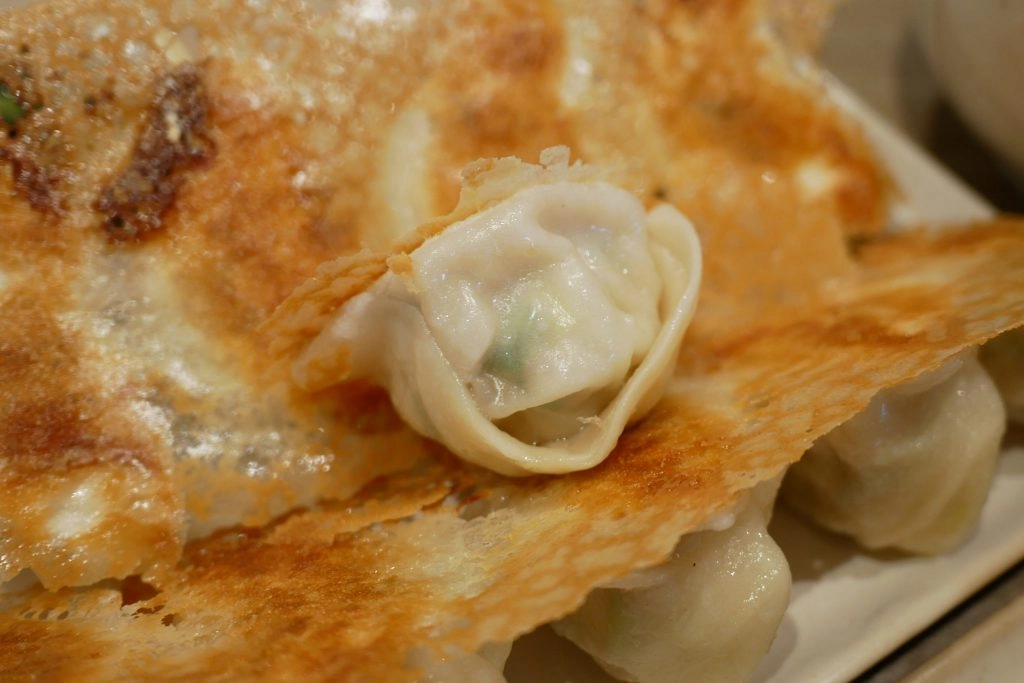 台中西屯｜小六鍋貼．台中鍋貼界的天花板，香酥的冰花和噴汁的內餡 @飛天璇的口袋