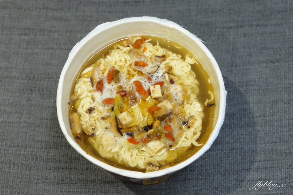 大食客系列桶麵：酒香燒雞桶麵 x 蒜香豚骨桶麵 x 蔥燒牛肉桶麵 x 泡菜海鮮桶麵 @飛天璇的口袋