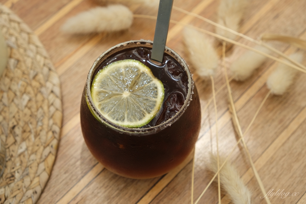 屏東恆春｜樹夏飲事，老鳳凰樹下的廢墟改建咖啡館，Big 7 Travel選為台灣最棒25間咖啡廳之一 @飛天璇的口袋