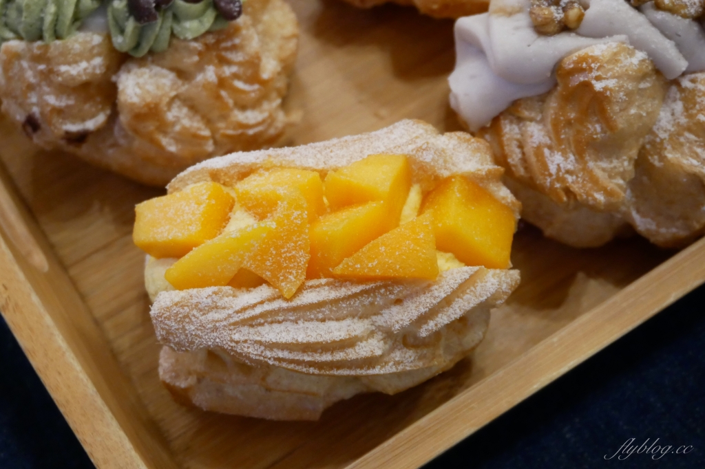 嘉義東區｜ 貓尾巴麵包店．16種口味泡芙一條龍，一出爐就秒殺的嘉義甜點 @飛天璇的口袋