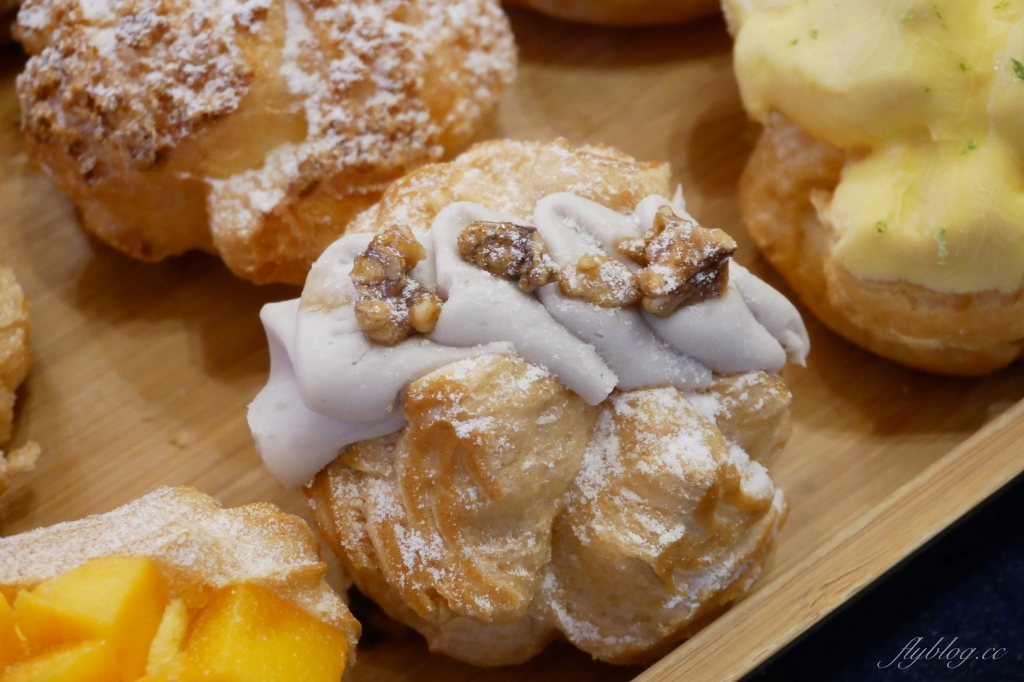 嘉義東區｜ 貓尾巴麵包店．16種口味泡芙一條龍，一出爐就秒殺的嘉義甜點 @飛天璇的口袋