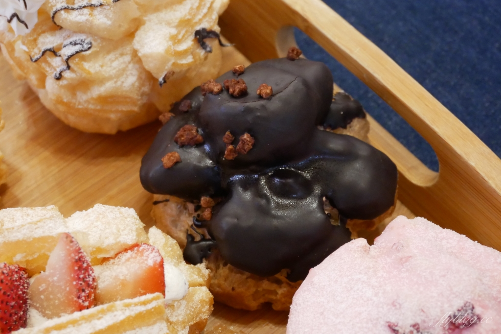 嘉義東區｜ 貓尾巴麵包店．16種口味泡芙一條龍，一出爐就秒殺的嘉義甜點 @飛天璇的口袋