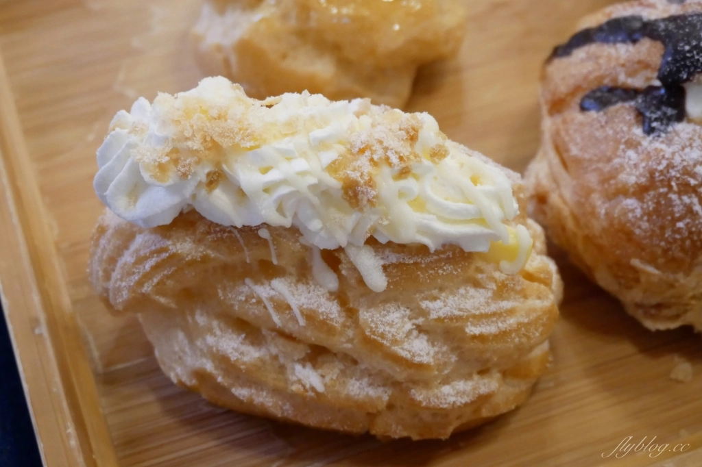 嘉義東區｜ 貓尾巴麵包店．16種口味泡芙一條龍，一出爐就秒殺的嘉義甜點 @飛天璇的口袋