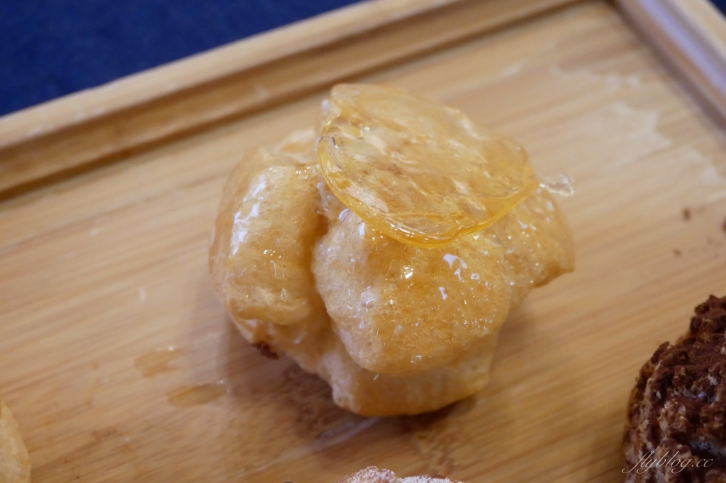 嘉義東區｜ 貓尾巴麵包店．16種口味泡芙一條龍，一出爐就秒殺的嘉義甜點 @飛天璇的口袋