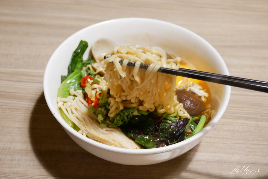 大食客系列桶麵：酒香燒雞桶麵 x 蒜香豚骨桶麵 x 蔥燒牛肉桶麵 x 泡菜海鮮桶麵 @飛天璇的口袋