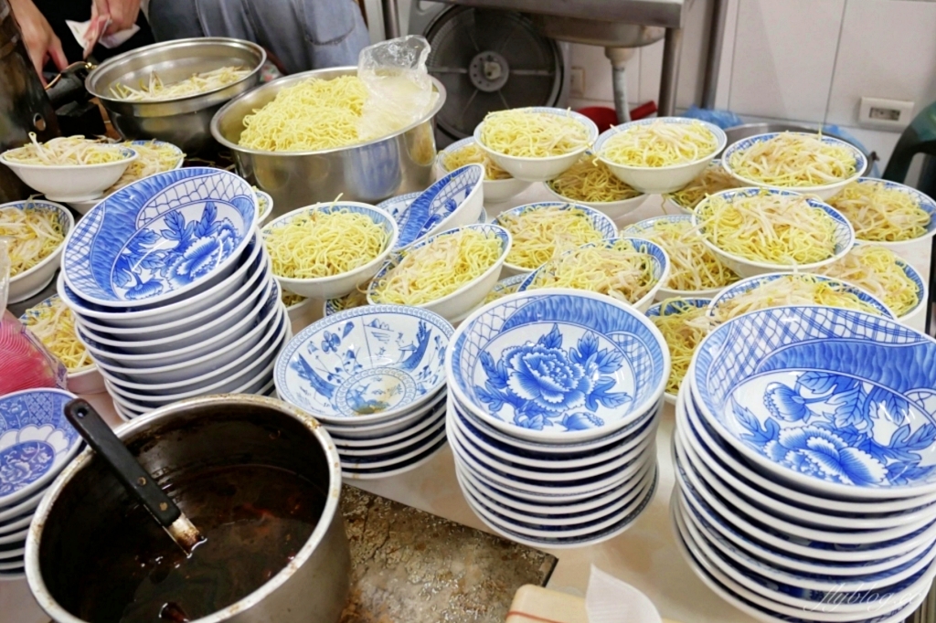 台中中區｜阿坤麵．台中米其林必比登推薦，超過50年歷史的銅板美食 @飛天璇的口袋