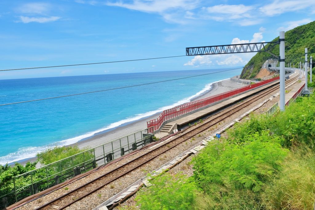 台東太麻里｜多良車站．全台灣最美的火車站，月台上直接眺望無敵海景 @飛天璇的口袋