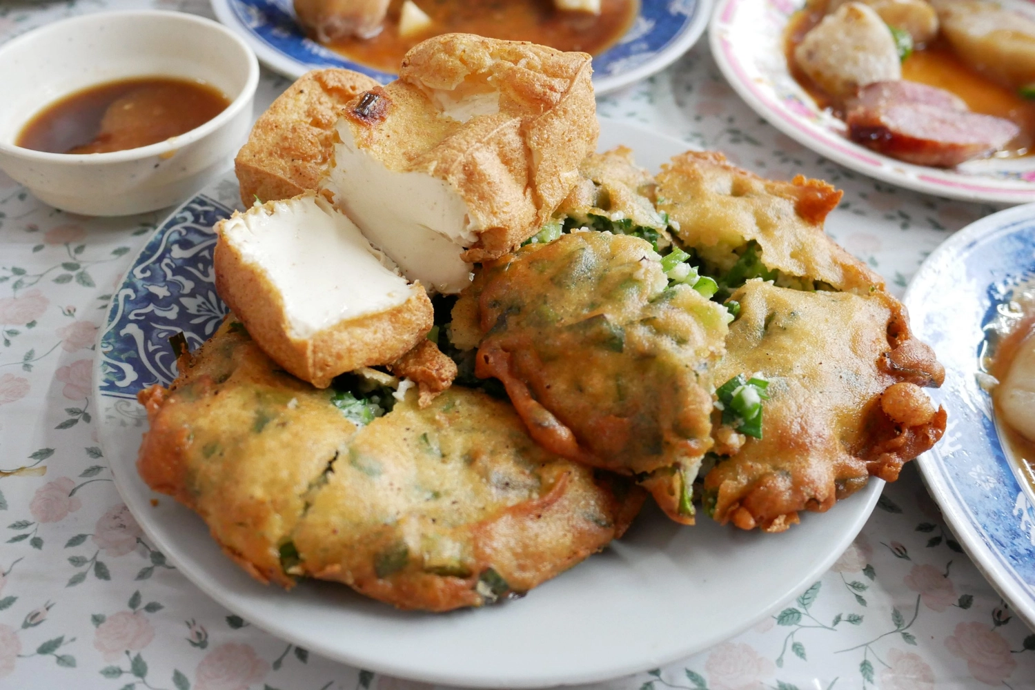 【台中北區】 英才路黑輪攤：30年古早味~糯米腸、香腸、炸粿、蚵嗲、關東煮、豬油拌飯、肉圓 @飛天璇的口袋