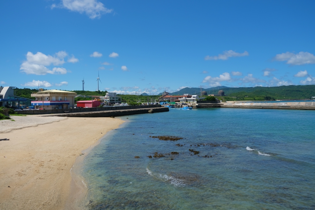 星砂灣｜超美漸層藍墾丁秘境，IG必拍可愛迷你燈塔 @飛天璇的口袋